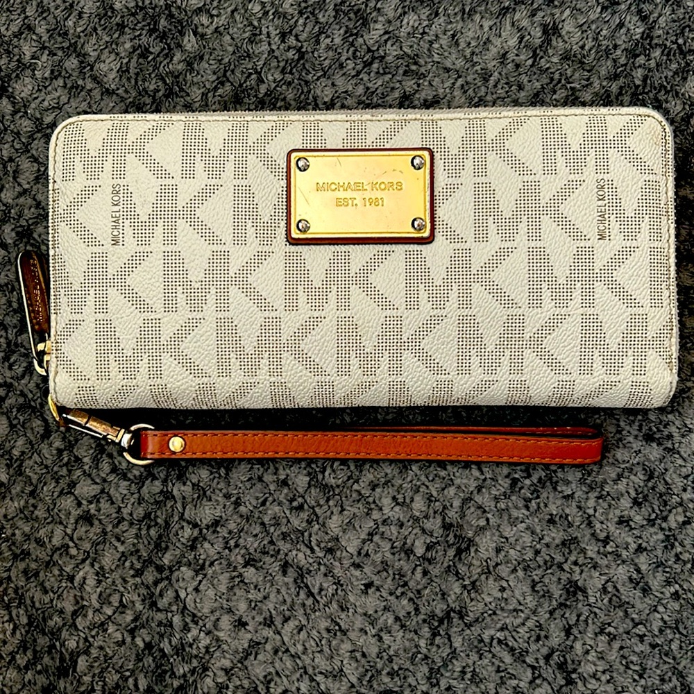 Michael Kors Zip up Wallet